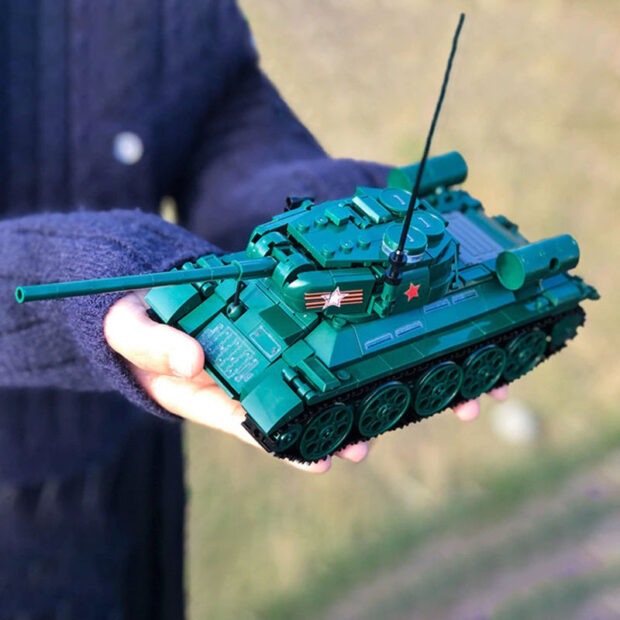 Sluban Vietnamese Battle Tank 215 T-34 Soviet Union Vietnam War Military Building Blocks Toy - Image 3